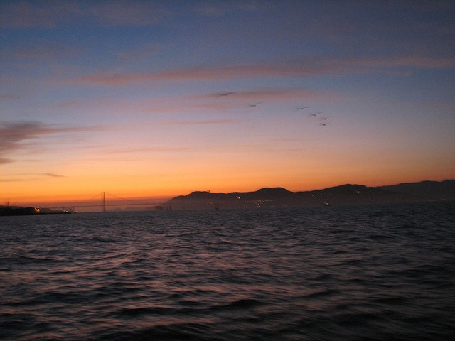 Disfruta de una puesta de sol navegando